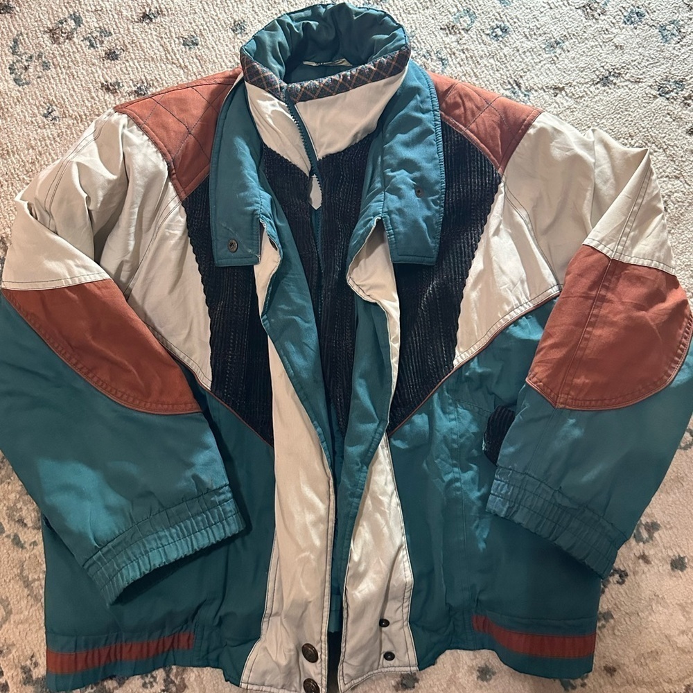 Brand: Misty Valley
Teal and white vintage puffer jacket